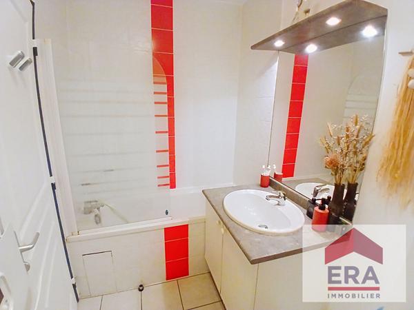 Superbe studio dans magnifique résidence sécurisée donnant sur parc  arboré privatif calme.