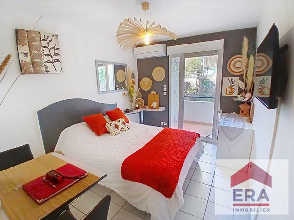 Superbe studio dans magnifique résidence sécurisée donnant sur parc  arboré privatif calme.