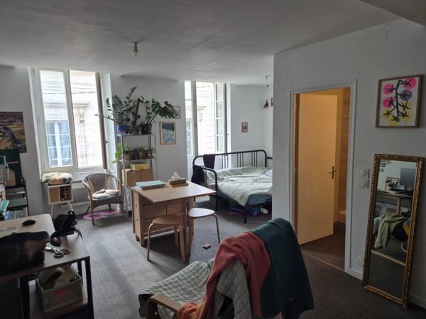 Appartement T2 en résidence sécurisée, face Hôtel de Ville, proche tous commerces et transport.