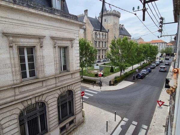 Appartement T2 en résidence sécurisée, face Hôtel de Ville, proche tous commerces et transport.