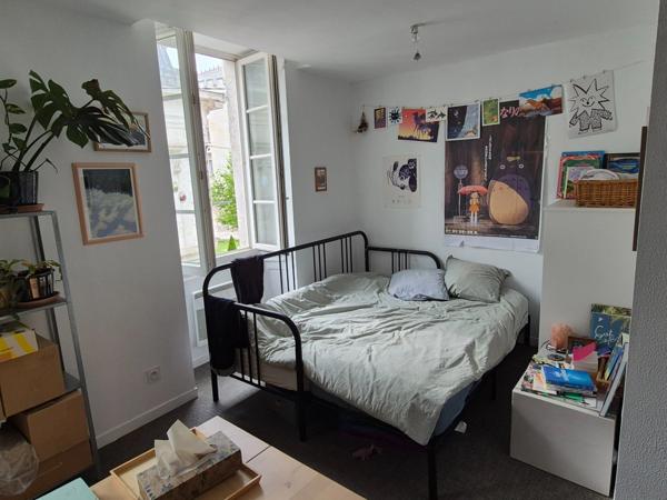 Appartement T2 en résidence sécurisée, face Hôtel de Ville, proche tous commerces et transport.