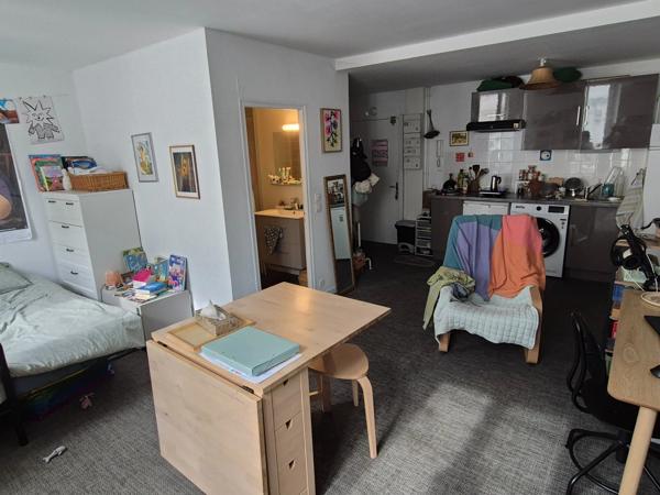 Appartement T2 en résidence sécurisée, face Hôtel de Ville, proche tous commerces et transport.