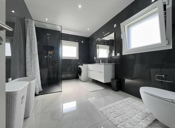Maison
         7 pièces
        - 189 m² 617 000 € *