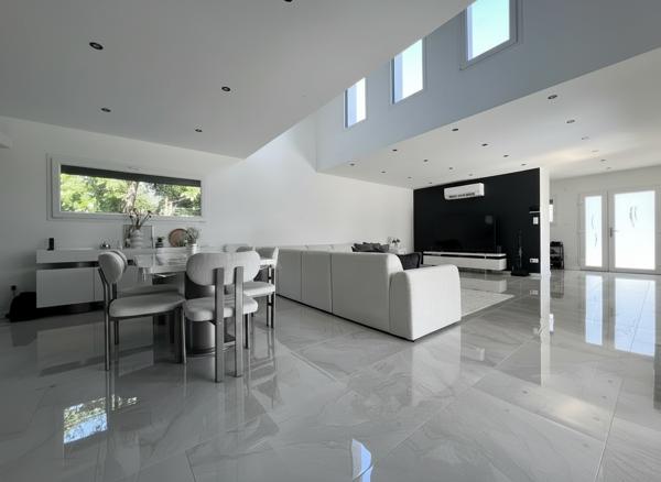 Maison
         7 pièces
        - 189 m² 617 000 € *