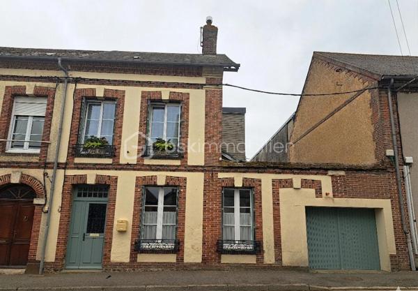 Idéalement située et prête à vivre ! 

Vivre à Moulins-la-Marche, c'est choisir le charme authentique d'un village chargé d'histoire. Ici, la douceur de vivre se conjugue au quotidien avec une vie locale chaleureuse et conviviale

Découvrez cette charmante maison de village mitoyenne, parfaitement entretenue et optimisée pour votre confort quotidien.

Dès l'entrée, vous serez séduit par un agréable séjour et une cuisine lumineuse entièrement aménagée et équipée disposant d'un accès direct au jardin. Le rez-de-chaussée offre également une buanderie fonctionnelle combinée avec salle d'eau et WC, ainsi qu'un accès direct au garage et à une cave 

À l'étage, l'espace nuit se compose de 2 chambres confortables et d'une seconde salle d'eau avec WC. 

Un grenier complète ce bien, il bénéficie d'une isolation sous toiture. Il offrant un superbe potentiel aménageable ! Idéal pour créer une 3ème grande chambre, une suite parentale ou un grand espace dédié au télétravail

Profitez d’un joli jardin ensoleillé toute la journée, clos et sécurisé, avec son abri de jardin, bénéficiant d’un accès direct sur la rue arrière


Isolation sous toiture 
Double vitrage au RDC & Triple vitrage à l'étage
Plusieurs placards de rangement
Fibre optique
Tout-à-l'égout

Chauffage au gaz (citerne enterrée)

Aucun travaux à prévoir, vous n'avez plus qu'à poser vos valises. 

Maison fonctionnelle, idéale premier achat, famille ou investissement locatif

700m du collège
400m de l'école primaire
250 / 300 m de la superette / bar tabac / maison de la presse / boulangerie
450m du pôle santé ( infirmières, Kinésithérapeute, Médecins, Ostéopathe, Pédicure Podologue, Psychiatre, Sage-femme ....)

Nombreuses infrastructures sur la commune de Moulins-la-Marche (stade municipal, terrains de pétanque, terrain multisports, square, cinéma, médiathèque, centre aéré, déchetterie, hippodrome, station-service, 2 bornes de recharge pour véhicules électriques...)


.