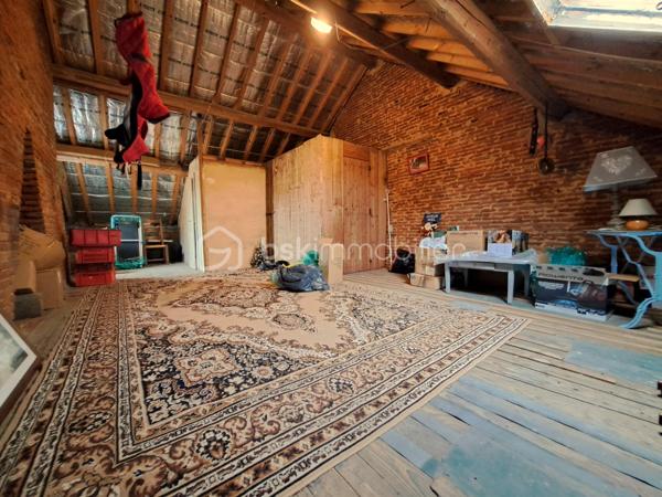 Idéalement située et prête à vivre ! 

Vivre à Moulins-la-Marche, c'est choisir le charme authentique d'un village chargé d'histoire. Ici, la douceur de vivre se conjugue au quotidien avec une vie locale chaleureuse et conviviale

Découvrez cette charmante maison de village mitoyenne, parfaitement entretenue et optimisée pour votre confort quotidien.

Dès l'entrée, vous serez séduit par un agréable séjour et une cuisine lumineuse entièrement aménagée et équipée disposant d'un accès direct au jardin. Le rez-de-chaussée offre également une buanderie fonctionnelle combinée avec salle d'eau et WC, ainsi qu'un accès direct au garage et à une cave 

À l'étage, l'espace nuit se compose de 2 chambres confortables et d'une seconde salle d'eau avec WC. 

Un grenier complète ce bien, il bénéficie d'une isolation sous toiture. Il offrant un superbe potentiel aménageable ! Idéal pour créer une 3ème grande chambre, une suite parentale ou un grand espace dédié au télétravail

Profitez d’un joli jardin ensoleillé toute la journée, clos et sécurisé, avec son abri de jardin, bénéficiant d’un accès direct sur la rue arrière


Isolation sous toiture 
Double vitrage au RDC & Triple vitrage à l'étage
Plusieurs placards de rangement
Fibre optique
Tout-à-l'égout

Chauffage au gaz (citerne enterrée)

Aucun travaux à prévoir, vous n'avez plus qu'à poser vos valises. 

Maison fonctionnelle, idéale premier achat, famille ou investissement locatif

700m du collège
400m de l'école primaire
250 / 300 m de la superette / bar tabac / maison de la presse / boulangerie
450m du pôle santé ( infirmières, Kinésithérapeute, Médecins, Ostéopathe, Pédicure Podologue, Psychiatre, Sage-femme ....)

Nombreuses infrastructures sur la commune de Moulins-la-Marche (stade municipal, terrains de pétanque, terrain multisports, square, cinéma, médiathèque, centre aéré, déchetterie, hippodrome, station-service, 2 bornes de recharge pour véhicules électriques...)


.