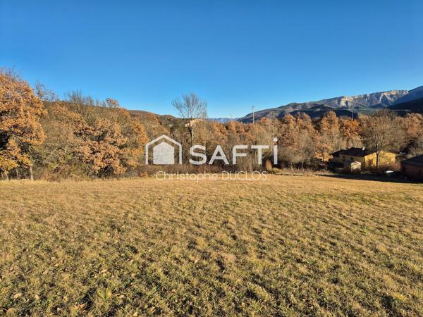 Terrain constructible ensoleillé avec vue panoramique.
