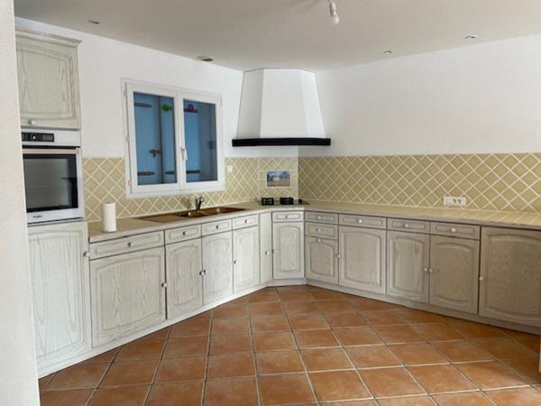 APREMONT - vaste maison de plain-pied avec piscine et terrain