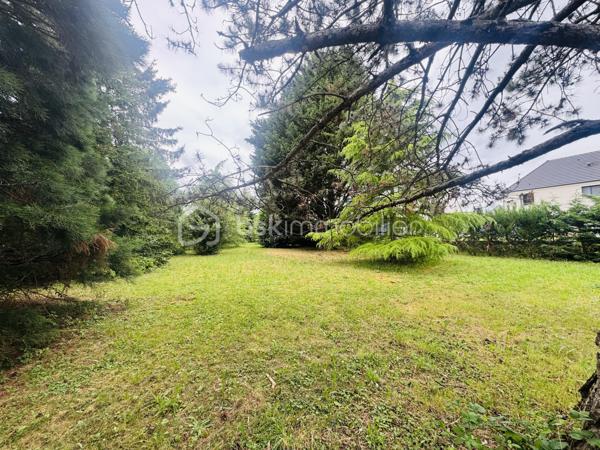 Dans un environnement paisible et agréable, venez découvrir ce beau terrain constructible d’environ 1 001 m², offrant un cadre idéal pour la réalisation de votre projet de vie. Non viabilisé et libre de constructeur, il vous laisse une totale liberté dans la conception et le choix de votre future habitation, selon vos envies et votre budget. Son emplacement au calme permet de profiter d’un cadre de vie privilégié tout en bénéficiant du potentiel nécessaire pour accueillir votre projet de construction. Une belle opportunité pour créer une maison à votre image dans un secteur recherché pour sa tranquillité.