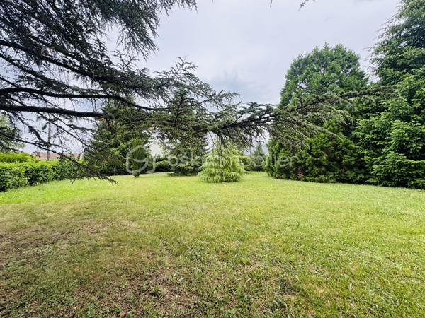 Dans un environnement paisible et agréable, venez découvrir ce beau terrain constructible d’environ 1 001 m², offrant un cadre idéal pour la réalisation de votre projet de vie. Non viabilisé et libre de constructeur, il vous laisse une totale liberté dans la conception et le choix de votre future habitation, selon vos envies et votre budget. Son emplacement au calme permet de profiter d’un cadre de vie privilégié tout en bénéficiant du potentiel nécessaire pour accueillir votre projet de construction. Une belle opportunité pour créer une maison à votre image dans un secteur recherché pour sa tranquillité.