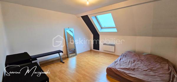 🌟  PÉPITE  IMMEUBLE DE RAPPORT  

           BARLIN CENTRE-VILLE 🏙️

📍 Situation exceptionnelle, en plein cœur de Barlin,
 à deux pas de toutes les commodités (commerces, écoles, services, transports).

✨ Immeuble de caractère de 235 m² offrant plusieurs lots avec une belle rentabilité.

🔹 Composition du bien :
🔸 Local commercial – 39 m² 
✔️ Salle de pause
✔️ WC
✔️ Actuellement loué 660 €
✔️charges  20 €

🔸 Maison – 92 m²
🏠 Entrée 
🛋️ Salon séjour de 30 m²
🍽️ Cuisine aménagée
🖥️ Bureau
🚿 Salle d’eau
🚽 WC indépendant
🛏️ À l’étage : palier + 2 chambres
➕ Cave, dépendance et jardin clos avec accès au parking
✔️ Actuellement loué  750 €
✔️Charges  40 €

🔸 Appartement duplex – 98 m²
🛋️ Superbe salon séjour de 40 m²
🍽️ Cuisine de 15 m²
🧺 Cellier / lingerie
🛁 Salle de bain avec WC
🛏️ À l’étage : 2 chambres de 15 et 16 m²
🌞 Terrasse privative
✔️ Actuellement loué 630 €
✔️ Charges  25 €

🔥 Les + qui font la différence :
✅ Chauffage gaz (maison)
✅ Chauffage électrique (appartement)
✅ Fibre optique
✅ Double vitrage
✅ Assainissement collectif conforme
✅ DPE C – GES A
✅ Emplacement ultra recherché
✅ Stationnement  et Parking
✅ Fort potentiel locatif et patrimonial avec une belle rentabilité à 10 %
✅ Taxe foncière : 2307 €

📞 Vous avez un projet immobilier ?
Que ce soit pour investir, habiter ou développer une activité,
 Contactez moi pour plus d’informations ou organiser une visite.

🙋‍♀️Séverine  MACIEJEWSKI
📱06 09 63 57 34

Etude de financement offerte

👉 Ne laissez pas passer cette rare opportunité d’acquérir un immeuble en centre-ville de Barlin ! ✨