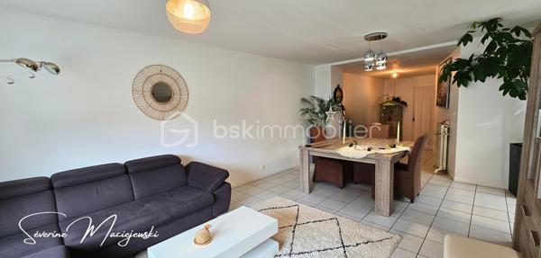 🌟  PÉPITE  IMMEUBLE DE RAPPORT  

           BARLIN CENTRE-VILLE 🏙️

📍 Situation exceptionnelle, en plein cœur de Barlin,
 à deux pas de toutes les commodités (commerces, écoles, services, transports).

✨ Immeuble de caractère de 235 m² offrant plusieurs lots avec une belle rentabilité.

🔹 Composition du bien :
🔸 Local commercial – 39 m² 
✔️ Salle de pause
✔️ WC
✔️ Actuellement loué 660 €
✔️charges  20 €

🔸 Maison – 92 m²
🏠 Entrée 
🛋️ Salon séjour de 30 m²
🍽️ Cuisine aménagée
🖥️ Bureau
🚿 Salle d’eau
🚽 WC indépendant
🛏️ À l’étage : palier + 2 chambres
➕ Cave, dépendance et jardin clos avec accès au parking
✔️ Actuellement loué  750 €
✔️Charges  40 €

🔸 Appartement duplex – 98 m²
🛋️ Superbe salon séjour de 40 m²
🍽️ Cuisine de 15 m²
🧺 Cellier / lingerie
🛁 Salle de bain avec WC
🛏️ À l’étage : 2 chambres de 15 et 16 m²
🌞 Terrasse privative
✔️ Actuellement loué 630 €
✔️ Charges  25 €

🔥 Les + qui font la différence :
✅ Chauffage gaz (maison)
✅ Chauffage électrique (appartement)
✅ Fibre optique
✅ Double vitrage
✅ Assainissement collectif conforme
✅ DPE C – GES A
✅ Emplacement ultra recherché
✅ Stationnement  et Parking
✅ Fort potentiel locatif et patrimonial avec une belle rentabilité à 10 %
✅ Taxe foncière : 2307 €

📞 Vous avez un projet immobilier ?
Que ce soit pour investir, habiter ou développer une activité,
 Contactez moi pour plus d’informations ou organiser une visite.

🙋‍♀️Séverine  MACIEJEWSKI
📱06 09 63 57 34

Etude de financement offerte

👉 Ne laissez pas passer cette rare opportunité d’acquérir un immeuble en centre-ville de Barlin ! ✨