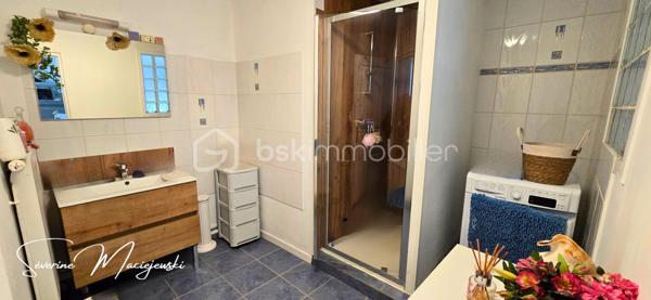 🌟  PÉPITE  IMMEUBLE DE RAPPORT  

           BARLIN CENTRE-VILLE 🏙️

📍 Situation exceptionnelle, en plein cœur de Barlin,
 à deux pas de toutes les commodités (commerces, écoles, services, transports).

✨ Immeuble de caractère de 235 m² offrant plusieurs lots avec une belle rentabilité.

🔹 Composition du bien :
🔸 Local commercial – 39 m² 
✔️ Salle de pause
✔️ WC
✔️ Actuellement loué 660 €
✔️charges  20 €

🔸 Maison – 92 m²
🏠 Entrée 
🛋️ Salon séjour de 30 m²
🍽️ Cuisine aménagée
🖥️ Bureau
🚿 Salle d’eau
🚽 WC indépendant
🛏️ À l’étage : palier + 2 chambres
➕ Cave, dépendance et jardin clos avec accès au parking
✔️ Actuellement loué  750 €
✔️Charges  40 €

🔸 Appartement duplex – 98 m²
🛋️ Superbe salon séjour de 40 m²
🍽️ Cuisine de 15 m²
🧺 Cellier / lingerie
🛁 Salle de bain avec WC
🛏️ À l’étage : 2 chambres de 15 et 16 m²
🌞 Terrasse privative
✔️ Actuellement loué 630 €
✔️ Charges  25 €

🔥 Les + qui font la différence :
✅ Chauffage gaz (maison)
✅ Chauffage électrique (appartement)
✅ Fibre optique
✅ Double vitrage
✅ Assainissement collectif conforme
✅ DPE C – GES A
✅ Emplacement ultra recherché
✅ Stationnement  et Parking
✅ Fort potentiel locatif et patrimonial avec une belle rentabilité à 10 %
✅ Taxe foncière : 2307 €

📞 Vous avez un projet immobilier ?
Que ce soit pour investir, habiter ou développer une activité,
 Contactez moi pour plus d’informations ou organiser une visite.

🙋‍♀️Séverine  MACIEJEWSKI
📱06 09 63 57 34

Etude de financement offerte

👉 Ne laissez pas passer cette rare opportunité d’acquérir un immeuble en centre-ville de Barlin ! ✨
