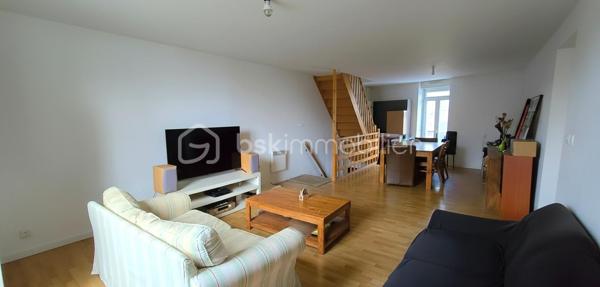 🌟  PÉPITE  IMMEUBLE DE RAPPORT  

           BARLIN CENTRE-VILLE 🏙️

📍 Situation exceptionnelle, en plein cœur de Barlin,
 à deux pas de toutes les commodités (commerces, écoles, services, transports).

✨ Immeuble de caractère de 235 m² offrant plusieurs lots avec une belle rentabilité.

🔹 Composition du bien :
🔸 Local commercial – 39 m² 
✔️ Salle de pause
✔️ WC
✔️ Actuellement loué 660 €
✔️charges  20 €

🔸 Maison – 92 m²
🏠 Entrée 
🛋️ Salon séjour de 30 m²
🍽️ Cuisine aménagée
🖥️ Bureau
🚿 Salle d’eau
🚽 WC indépendant
🛏️ À l’étage : palier + 2 chambres
➕ Cave, dépendance et jardin clos avec accès au parking
✔️ Actuellement loué  750 €
✔️Charges  40 €

🔸 Appartement duplex – 98 m²
🛋️ Superbe salon séjour de 40 m²
🍽️ Cuisine de 15 m²
🧺 Cellier / lingerie
🛁 Salle de bain avec WC
🛏️ À l’étage : 2 chambres de 15 et 16 m²
🌞 Terrasse privative
✔️ Actuellement loué 630 €
✔️ Charges  25 €

🔥 Les + qui font la différence :
✅ Chauffage gaz (maison)
✅ Chauffage électrique (appartement)
✅ Fibre optique
✅ Double vitrage
✅ Assainissement collectif conforme
✅ DPE C – GES A
✅ Emplacement ultra recherché
✅ Stationnement  et Parking
✅ Fort potentiel locatif et patrimonial avec une belle rentabilité à 10 %
✅ Taxe foncière : 2307 €

📞 Vous avez un projet immobilier ?
Que ce soit pour investir, habiter ou développer une activité,
 Contactez moi pour plus d’informations ou organiser une visite.

🙋‍♀️Séverine  MACIEJEWSKI
📱06 09 63 57 34

Etude de financement offerte

👉 Ne laissez pas passer cette rare opportunité d’acquérir un immeuble en centre-ville de Barlin ! ✨