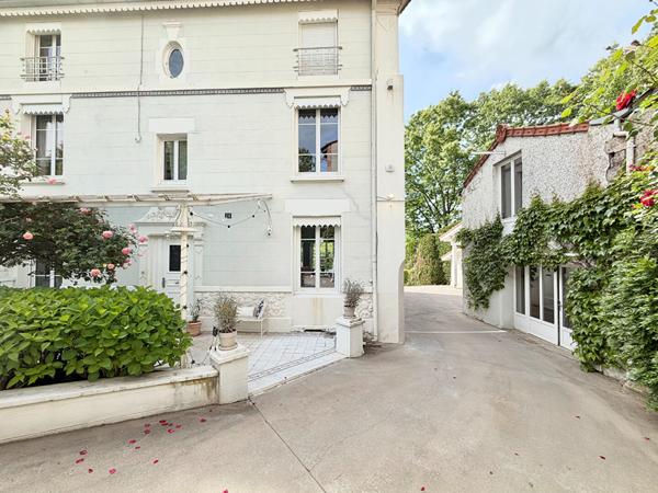 Demeure de Prestige, Élégante Maison Eiffel de 1898 avec Piscine et Parc Arboré