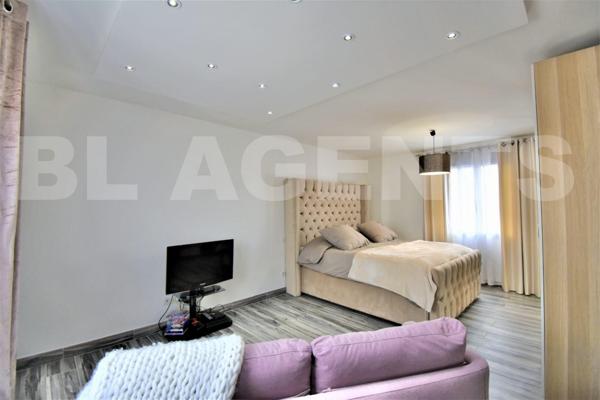 Maison familiale contemporaine classée A avec jardin, carport et sous-sol – À 7 min à pied de la gar