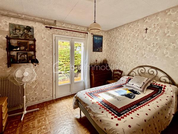 La maison est idéalement située, à 5 minutes à pied du centre ville et à proximité immédiate des commodités.

A l'étage vous trouverez la cuisine dans un style traditionnel, la salle à manger spacieuse et lumineuse grâce à sa grande baie vitrée donnant sur le balcon,
Vous y trouverez également un salon séparé, un bureau, la salle d'eau et des toilettes séparés.

Le rez-de-chaussée se compose de 4 chambres allant de 9,5m2 à 15m2 pour la plus grande ainsi que des toilettes séparés.
 
Vous pourrez garer votre véhicule dans un beau garage de plus de 35m2 offrant une fosse et une cave.

Concernant  la partie extérieure vous pourrez bénéficier de son jardin paysagé de 600m2 demandant peu d'entretien grâce à l'arrosage intégré. 
Vous y passerez des soirées estivales inoubliables entre son espace barbecue et sa piscine avec sa terrasse couverte.

La maison offre des surfaces intéressantes et l'ensemble est entretenu avec soins.

Les plus :
                - nombreux placards et rangements 
                - fibre 
                - vmc solaire 
                - pompe à chaleur  
                - panneaux photovoltaïques ( 6 KW ) 
                - volets roulants électriques 
                - portail électrique 
                - porte de garage électrique
                - pas de vis-à-vis

Une maison idéale pour une vie de famille mais elle peut aussi correspondre à des projets différents notamment grâce à ses deux entrées séparées ( une au rez-de-chaussée et une à l'étage ). 

N'hésitez pas à me contacter pour discuter de votre projet et pour organiser une visite.