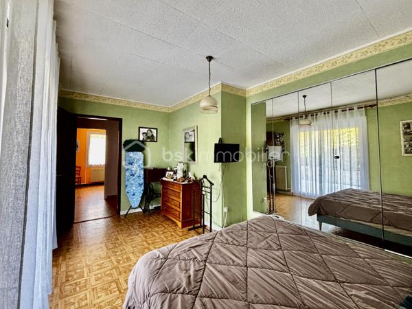 La maison est idéalement située, à 5 minutes à pied du centre ville et à proximité immédiate des commodités.

A l'étage vous trouverez la cuisine dans un style traditionnel, la salle à manger spacieuse et lumineuse grâce à sa grande baie vitrée donnant sur le balcon,
Vous y trouverez également un salon séparé, un bureau, la salle d'eau et des toilettes séparés.

Le rez-de-chaussée se compose de 4 chambres allant de 9,5m2 à 15m2 pour la plus grande ainsi que des toilettes séparés.
 
Vous pourrez garer votre véhicule dans un beau garage de plus de 35m2 offrant une fosse et une cave.

Concernant  la partie extérieure vous pourrez bénéficier de son jardin paysagé de 600m2 demandant peu d'entretien grâce à l'arrosage intégré. 
Vous y passerez des soirées estivales inoubliables entre son espace barbecue et sa piscine avec sa terrasse couverte.

La maison offre des surfaces intéressantes et l'ensemble est entretenu avec soins.

Les plus :
                - nombreux placards et rangements 
                - fibre 
                - vmc solaire 
                - pompe à chaleur  
                - panneaux photovoltaïques ( 6 KW ) 
                - volets roulants électriques 
                - portail électrique 
                - porte de garage électrique
                - pas de vis-à-vis

Une maison idéale pour une vie de famille mais elle peut aussi correspondre à des projets différents notamment grâce à ses deux entrées séparées ( une au rez-de-chaussée et une à l'étage ). 

N'hésitez pas à me contacter pour discuter de votre projet et pour organiser une visite.
