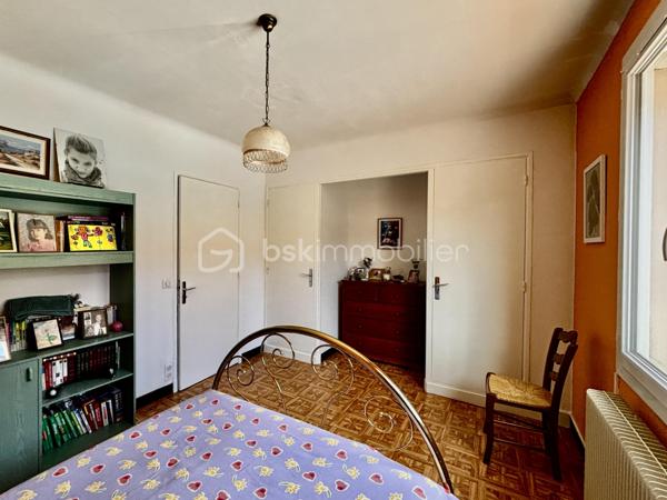 La maison est idéalement située, à 5 minutes à pied du centre ville et à proximité immédiate des commodités.

A l'étage vous trouverez la cuisine dans un style traditionnel, la salle à manger spacieuse et lumineuse grâce à sa grande baie vitrée donnant sur le balcon,
Vous y trouverez également un salon séparé, un bureau, la salle d'eau et des toilettes séparés.

Le rez-de-chaussée se compose de 4 chambres allant de 9,5m2 à 15m2 pour la plus grande ainsi que des toilettes séparés.
 
Vous pourrez garer votre véhicule dans un beau garage de plus de 35m2 offrant une fosse et une cave.

Concernant  la partie extérieure vous pourrez bénéficier de son jardin paysagé de 600m2 demandant peu d'entretien grâce à l'arrosage intégré. 
Vous y passerez des soirées estivales inoubliables entre son espace barbecue et sa piscine avec sa terrasse couverte.

La maison offre des surfaces intéressantes et l'ensemble est entretenu avec soins.

Les plus :
                - nombreux placards et rangements 
                - fibre 
                - vmc solaire 
                - pompe à chaleur  
                - panneaux photovoltaïques ( 6 KW ) 
                - volets roulants électriques 
                - portail électrique 
                - porte de garage électrique
                - pas de vis-à-vis

Une maison idéale pour une vie de famille mais elle peut aussi correspondre à des projets différents notamment grâce à ses deux entrées séparées ( une au rez-de-chaussée et une à l'étage ). 

N'hésitez pas à me contacter pour discuter de votre projet et pour organiser une visite.