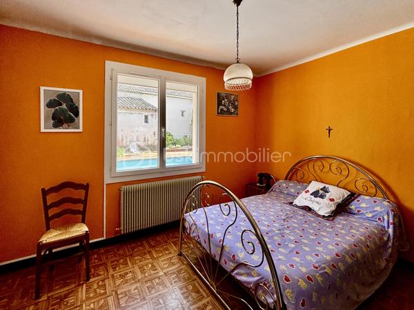 La maison est idéalement située, à 5 minutes à pied du centre ville et à proximité immédiate des commodités.

A l'étage vous trouverez la cuisine dans un style traditionnel, la salle à manger spacieuse et lumineuse grâce à sa grande baie vitrée donnant sur le balcon,
Vous y trouverez également un salon séparé, un bureau, la salle d'eau et des toilettes séparés.

Le rez-de-chaussée se compose de 4 chambres allant de 9,5m2 à 15m2 pour la plus grande ainsi que des toilettes séparés.
 
Vous pourrez garer votre véhicule dans un beau garage de plus de 35m2 offrant une fosse et une cave.

Concernant  la partie extérieure vous pourrez bénéficier de son jardin paysagé de 600m2 demandant peu d'entretien grâce à l'arrosage intégré. 
Vous y passerez des soirées estivales inoubliables entre son espace barbecue et sa piscine avec sa terrasse couverte.

La maison offre des surfaces intéressantes et l'ensemble est entretenu avec soins.

Les plus :
                - nombreux placards et rangements 
                - fibre 
                - vmc solaire 
                - pompe à chaleur  
                - panneaux photovoltaïques ( 6 KW ) 
                - volets roulants électriques 
                - portail électrique 
                - porte de garage électrique
                - pas de vis-à-vis

Une maison idéale pour une vie de famille mais elle peut aussi correspondre à des projets différents notamment grâce à ses deux entrées séparées ( une au rez-de-chaussée et une à l'étage ). 

N'hésitez pas à me contacter pour discuter de votre projet et pour organiser une visite.