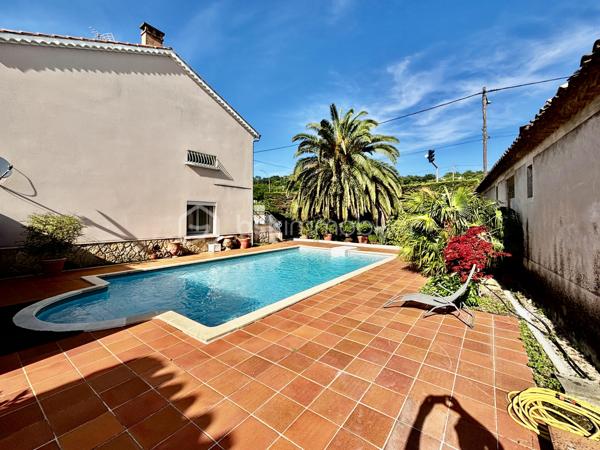 La maison est idéalement située, à 5 minutes à pied du centre ville et à proximité immédiate des commodités.

A l'étage vous trouverez la cuisine dans un style traditionnel, la salle à manger spacieuse et lumineuse grâce à sa grande baie vitrée donnant sur le balcon,
Vous y trouverez également un salon séparé, un bureau, la salle d'eau et des toilettes séparés.

Le rez-de-chaussée se compose de 4 chambres allant de 9,5m2 à 15m2 pour la plus grande ainsi que des toilettes séparés.
 
Vous pourrez garer votre véhicule dans un beau garage de plus de 35m2 offrant une fosse et une cave.

Concernant  la partie extérieure vous pourrez bénéficier de son jardin paysagé de 600m2 demandant peu d'entretien grâce à l'arrosage intégré. 
Vous y passerez des soirées estivales inoubliables entre son espace barbecue et sa piscine avec sa terrasse couverte.

La maison offre des surfaces intéressantes et l'ensemble est entretenu avec soins.

Les plus :
                - nombreux placards et rangements 
                - fibre 
                - vmc solaire 
                - pompe à chaleur  
                - panneaux photovoltaïques ( 6 KW ) 
                - volets roulants électriques 
                - portail électrique 
                - porte de garage électrique
                - pas de vis-à-vis

Une maison idéale pour une vie de famille mais elle peut aussi correspondre à des projets différents notamment grâce à ses deux entrées séparées ( une au rez-de-chaussée et une à l'étage ). 

N'hésitez pas à me contacter pour discuter de votre projet et pour organiser une visite.