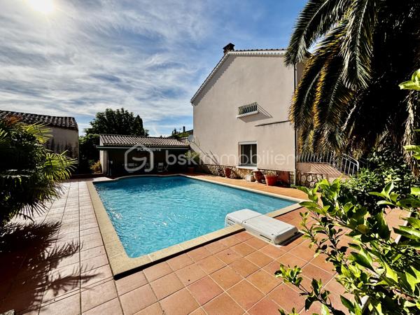 La maison est idéalement située, à 5 minutes à pied du centre ville et à proximité immédiate des commodités.

A l'étage vous trouverez la cuisine dans un style traditionnel, la salle à manger spacieuse et lumineuse grâce à sa grande baie vitrée donnant sur le balcon,
Vous y trouverez également un salon séparé, un bureau, la salle d'eau et des toilettes séparés.

Le rez-de-chaussée se compose de 4 chambres allant de 9,5m2 à 15m2 pour la plus grande ainsi que des toilettes séparés.
 
Vous pourrez garer votre véhicule dans un beau garage de plus de 35m2 offrant une fosse et une cave.

Concernant  la partie extérieure vous pourrez bénéficier de son jardin paysagé de 600m2 demandant peu d'entretien grâce à l'arrosage intégré. 
Vous y passerez des soirées estivales inoubliables entre son espace barbecue et sa piscine avec sa terrasse couverte.

La maison offre des surfaces intéressantes et l'ensemble est entretenu avec soins.

Les plus :
                - nombreux placards et rangements 
                - fibre 
                - vmc solaire 
                - pompe à chaleur  
                - panneaux photovoltaïques ( 6 KW ) 
                - volets roulants électriques 
                - portail électrique 
                - porte de garage électrique
                - pas de vis-à-vis

Une maison idéale pour une vie de famille mais elle peut aussi correspondre à des projets différents notamment grâce à ses deux entrées séparées ( une au rez-de-chaussée et une à l'étage ). 

N'hésitez pas à me contacter pour discuter de votre projet et pour organiser une visite.