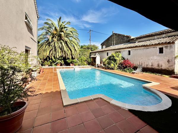 La maison est idéalement située, à 5 minutes à pied du centre ville et à proximité immédiate des commodités.

A l'étage vous trouverez la cuisine dans un style traditionnel, la salle à manger spacieuse et lumineuse grâce à sa grande baie vitrée donnant sur le balcon,
Vous y trouverez également un salon séparé, un bureau, la salle d'eau et des toilettes séparés.

Le rez-de-chaussée se compose de 4 chambres allant de 9,5m2 à 15m2 pour la plus grande ainsi que des toilettes séparés.
 
Vous pourrez garer votre véhicule dans un beau garage de plus de 35m2 offrant une fosse et une cave.

Concernant  la partie extérieure vous pourrez bénéficier de son jardin paysagé de 600m2 demandant peu d'entretien grâce à l'arrosage intégré. 
Vous y passerez des soirées estivales inoubliables entre son espace barbecue et sa piscine avec sa terrasse couverte.

La maison offre des surfaces intéressantes et l'ensemble est entretenu avec soins.

Les plus :
                - nombreux placards et rangements 
                - fibre 
                - vmc solaire 
                - pompe à chaleur  
                - panneaux photovoltaïques ( 6 KW ) 
                - volets roulants électriques 
                - portail électrique 
                - porte de garage électrique
                - pas de vis-à-vis

Une maison idéale pour une vie de famille mais elle peut aussi correspondre à des projets différents notamment grâce à ses deux entrées séparées ( une au rez-de-chaussée et une à l'étage ). 

N'hésitez pas à me contacter pour discuter de votre projet et pour organiser une visite.