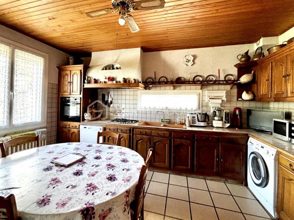 La maison est idéalement située, à 5 minutes à pied du centre ville et à proximité immédiate des commodités.

A l'étage vous trouverez la cuisine dans un style traditionnel, la salle à manger spacieuse et lumineuse grâce à sa grande baie vitrée donnant sur le balcon,
Vous y trouverez également un salon séparé, un bureau, la salle d'eau et des toilettes séparés.

Le rez-de-chaussée se compose de 4 chambres allant de 9,5m2 à 15m2 pour la plus grande ainsi que des toilettes séparés.
 
Vous pourrez garer votre véhicule dans un beau garage de plus de 35m2 offrant une fosse et une cave.

Concernant  la partie extérieure vous pourrez bénéficier de son jardin paysagé de 600m2 demandant peu d'entretien grâce à l'arrosage intégré. 
Vous y passerez des soirées estivales inoubliables entre son espace barbecue et sa piscine avec sa terrasse couverte.

La maison offre des surfaces intéressantes et l'ensemble est entretenu avec soins.

Les plus :
                - nombreux placards et rangements 
                - fibre 
                - vmc solaire 
                - pompe à chaleur  
                - panneaux photovoltaïques ( 6 KW ) 
                - volets roulants électriques 
                - portail électrique 
                - porte de garage électrique
                - pas de vis-à-vis

Une maison idéale pour une vie de famille mais elle peut aussi correspondre à des projets différents notamment grâce à ses deux entrées séparées ( une au rez-de-chaussée et une à l'étage ). 

N'hésitez pas à me contacter pour discuter de votre projet et pour organiser une visite.