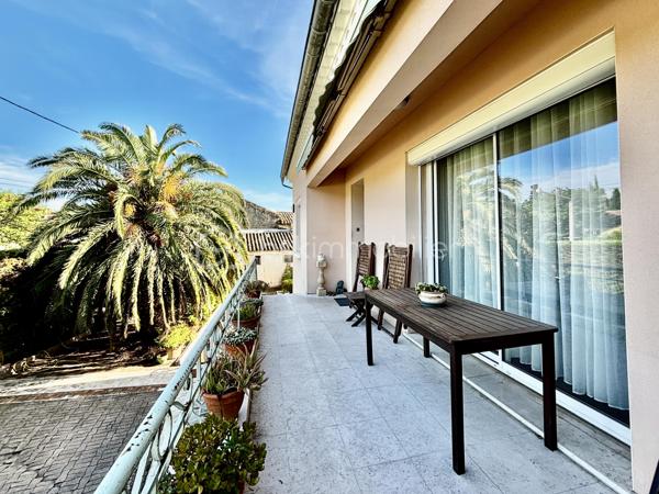 La maison est idéalement située, à 5 minutes à pied du centre ville et à proximité immédiate des commodités.

A l'étage vous trouverez la cuisine dans un style traditionnel, la salle à manger spacieuse et lumineuse grâce à sa grande baie vitrée donnant sur le balcon,
Vous y trouverez également un salon séparé, un bureau, la salle d'eau et des toilettes séparés.

Le rez-de-chaussée se compose de 4 chambres allant de 9,5m2 à 15m2 pour la plus grande ainsi que des toilettes séparés.
 
Vous pourrez garer votre véhicule dans un beau garage de plus de 35m2 offrant une fosse et une cave.

Concernant  la partie extérieure vous pourrez bénéficier de son jardin paysagé de 600m2 demandant peu d'entretien grâce à l'arrosage intégré. 
Vous y passerez des soirées estivales inoubliables entre son espace barbecue et sa piscine avec sa terrasse couverte.

La maison offre des surfaces intéressantes et l'ensemble est entretenu avec soins.

Les plus :
                - nombreux placards et rangements 
                - fibre 
                - vmc solaire 
                - pompe à chaleur  
                - panneaux photovoltaïques ( 6 KW ) 
                - volets roulants électriques 
                - portail électrique 
                - porte de garage électrique
                - pas de vis-à-vis

Une maison idéale pour une vie de famille mais elle peut aussi correspondre à des projets différents notamment grâce à ses deux entrées séparées ( une au rez-de-chaussée et une à l'étage ). 

N'hésitez pas à me contacter pour discuter de votre projet et pour organiser une visite.