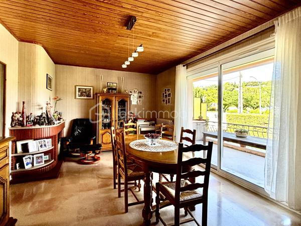 La maison est idéalement située, à 5 minutes à pied du centre ville et à proximité immédiate des commodités.

A l'étage vous trouverez la cuisine dans un style traditionnel, la salle à manger spacieuse et lumineuse grâce à sa grande baie vitrée donnant sur le balcon,
Vous y trouverez également un salon séparé, un bureau, la salle d'eau et des toilettes séparés.

Le rez-de-chaussée se compose de 4 chambres allant de 9,5m2 à 15m2 pour la plus grande ainsi que des toilettes séparés.
 
Vous pourrez garer votre véhicule dans un beau garage de plus de 35m2 offrant une fosse et une cave.

Concernant  la partie extérieure vous pourrez bénéficier de son jardin paysagé de 600m2 demandant peu d'entretien grâce à l'arrosage intégré. 
Vous y passerez des soirées estivales inoubliables entre son espace barbecue et sa piscine avec sa terrasse couverte.

La maison offre des surfaces intéressantes et l'ensemble est entretenu avec soins.

Les plus :
                - nombreux placards et rangements 
                - fibre 
                - vmc solaire 
                - pompe à chaleur  
                - panneaux photovoltaïques ( 6 KW ) 
                - volets roulants électriques 
                - portail électrique 
                - porte de garage électrique
                - pas de vis-à-vis

Une maison idéale pour une vie de famille mais elle peut aussi correspondre à des projets différents notamment grâce à ses deux entrées séparées ( une au rez-de-chaussée et une à l'étage ). 

N'hésitez pas à me contacter pour discuter de votre projet et pour organiser une visite.