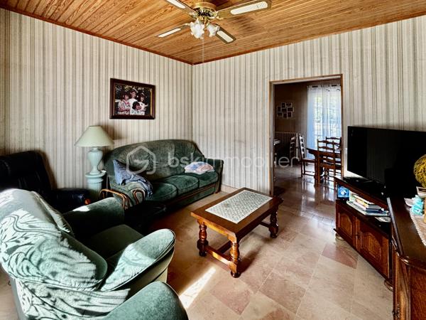 La maison est idéalement située, à 5 minutes à pied du centre ville et à proximité immédiate des commodités.

A l'étage vous trouverez la cuisine dans un style traditionnel, la salle à manger spacieuse et lumineuse grâce à sa grande baie vitrée donnant sur le balcon,
Vous y trouverez également un salon séparé, un bureau, la salle d'eau et des toilettes séparés.

Le rez-de-chaussée se compose de 4 chambres allant de 9,5m2 à 15m2 pour la plus grande ainsi que des toilettes séparés.
 
Vous pourrez garer votre véhicule dans un beau garage de plus de 35m2 offrant une fosse et une cave.

Concernant  la partie extérieure vous pourrez bénéficier de son jardin paysagé de 600m2 demandant peu d'entretien grâce à l'arrosage intégré. 
Vous y passerez des soirées estivales inoubliables entre son espace barbecue et sa piscine avec sa terrasse couverte.

La maison offre des surfaces intéressantes et l'ensemble est entretenu avec soins.

Les plus :
                - nombreux placards et rangements 
                - fibre 
                - vmc solaire 
                - pompe à chaleur  
                - panneaux photovoltaïques ( 6 KW ) 
                - volets roulants électriques 
                - portail électrique 
                - porte de garage électrique
                - pas de vis-à-vis

Une maison idéale pour une vie de famille mais elle peut aussi correspondre à des projets différents notamment grâce à ses deux entrées séparées ( une au rez-de-chaussée et une à l'étage ). 

N'hésitez pas à me contacter pour discuter de votre projet et pour organiser une visite.