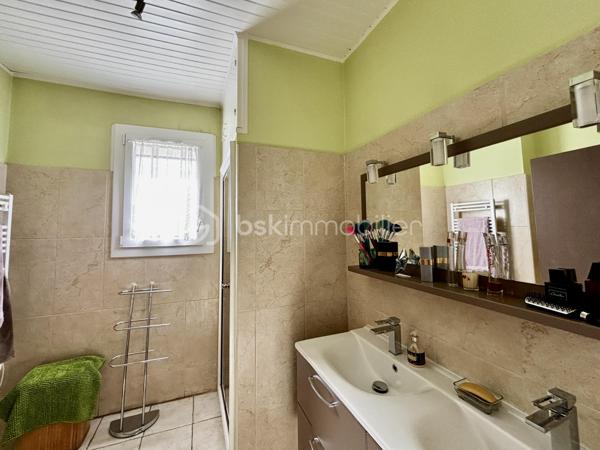La maison est idéalement située, à 5 minutes à pied du centre ville et à proximité immédiate des commodités.

A l'étage vous trouverez la cuisine dans un style traditionnel, la salle à manger spacieuse et lumineuse grâce à sa grande baie vitrée donnant sur le balcon,
Vous y trouverez également un salon séparé, un bureau, la salle d'eau et des toilettes séparés.

Le rez-de-chaussée se compose de 4 chambres allant de 9,5m2 à 15m2 pour la plus grande ainsi que des toilettes séparés.
 
Vous pourrez garer votre véhicule dans un beau garage de plus de 35m2 offrant une fosse et une cave.

Concernant  la partie extérieure vous pourrez bénéficier de son jardin paysagé de 600m2 demandant peu d'entretien grâce à l'arrosage intégré. 
Vous y passerez des soirées estivales inoubliables entre son espace barbecue et sa piscine avec sa terrasse couverte.

La maison offre des surfaces intéressantes et l'ensemble est entretenu avec soins.

Les plus :
                - nombreux placards et rangements 
                - fibre 
                - vmc solaire 
                - pompe à chaleur  
                - panneaux photovoltaïques ( 6 KW ) 
                - volets roulants électriques 
                - portail électrique 
                - porte de garage électrique
                - pas de vis-à-vis

Une maison idéale pour une vie de famille mais elle peut aussi correspondre à des projets différents notamment grâce à ses deux entrées séparées ( une au rez-de-chaussée et une à l'étage ). 

N'hésitez pas à me contacter pour discuter de votre projet et pour organiser une visite.