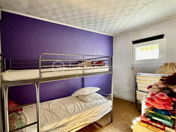 La maison est idéalement située, à 5 minutes à pied du centre ville et à proximité immédiate des commodités.

A l'étage vous trouverez la cuisine dans un style traditionnel, la salle à manger spacieuse et lumineuse grâce à sa grande baie vitrée donnant sur le balcon,
Vous y trouverez également un salon séparé, un bureau, la salle d'eau et des toilettes séparés.

Le rez-de-chaussée se compose de 4 chambres allant de 9,5m2 à 15m2 pour la plus grande ainsi que des toilettes séparés.
 
Vous pourrez garer votre véhicule dans un beau garage de plus de 35m2 offrant une fosse et une cave.

Concernant  la partie extérieure vous pourrez bénéficier de son jardin paysagé de 600m2 demandant peu d'entretien grâce à l'arrosage intégré. 
Vous y passerez des soirées estivales inoubliables entre son espace barbecue et sa piscine avec sa terrasse couverte.

La maison offre des surfaces intéressantes et l'ensemble est entretenu avec soins.

Les plus :
                - nombreux placards et rangements 
                - fibre 
                - vmc solaire 
                - pompe à chaleur  
                - panneaux photovoltaïques ( 6 KW ) 
                - volets roulants électriques 
                - portail électrique 
                - porte de garage électrique
                - pas de vis-à-vis

Une maison idéale pour une vie de famille mais elle peut aussi correspondre à des projets différents notamment grâce à ses deux entrées séparées ( une au rez-de-chaussée et une à l'étage ). 

N'hésitez pas à me contacter pour discuter de votre projet et pour organiser une visite.