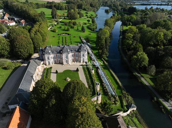 Prestigieux château du 18ème siècle à vendre dans la Vallée de la Somme
