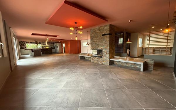 Maison à vendre    5 pièces • 291,54 m2 Morlaàs