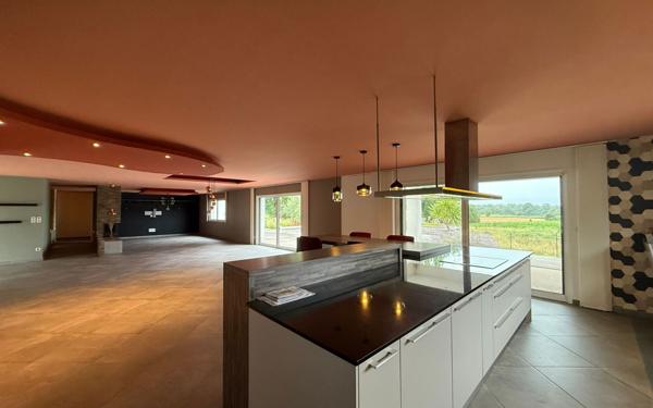 Maison à vendre    5 pièces • 291,54 m2 Morlaàs