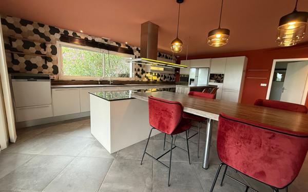 Maison à vendre    5 pièces • 291,54 m2 Morlaàs