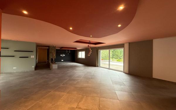 Maison à vendre    5 pièces • 291,54 m2 Morlaàs