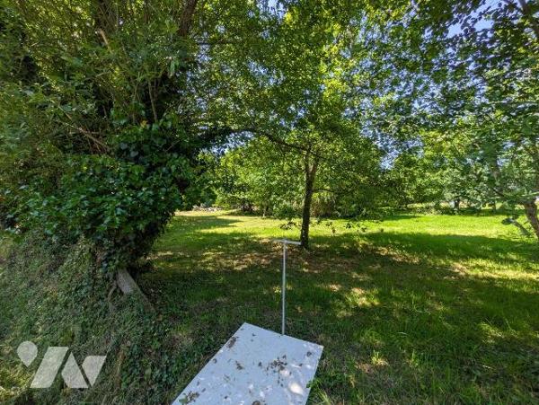 Petit village au calme, à 4 km du centre de Riec-sur-Belon, beau terrain de 1462 m2 constructib...