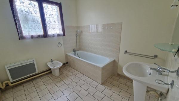 Plain-pied fonctionnel avec garage aménageable et terrain de 750 m²