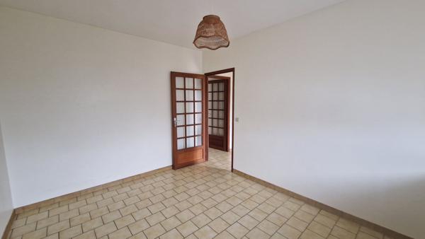 Plain-pied fonctionnel avec garage aménageable et terrain de 750 m²