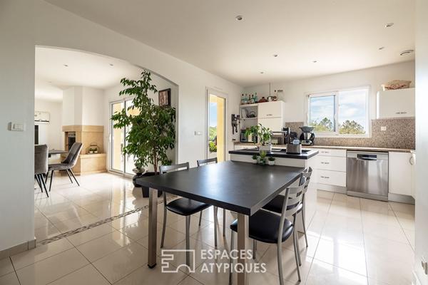 Propriété familiale néo-provençale et sa vue dégagée sur la nature