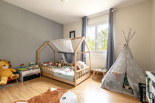 Propriété familiale néo-provençale et sa vue dégagée sur la nature