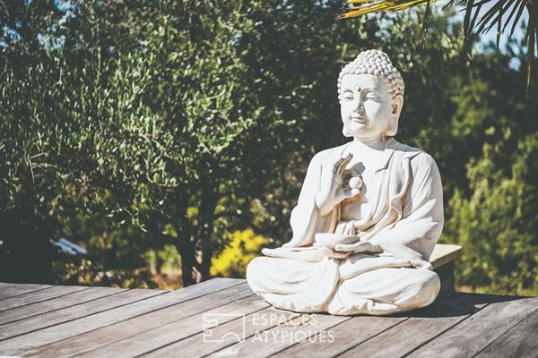 Propriété familiale néo-provençale et sa vue dégagée sur la nature