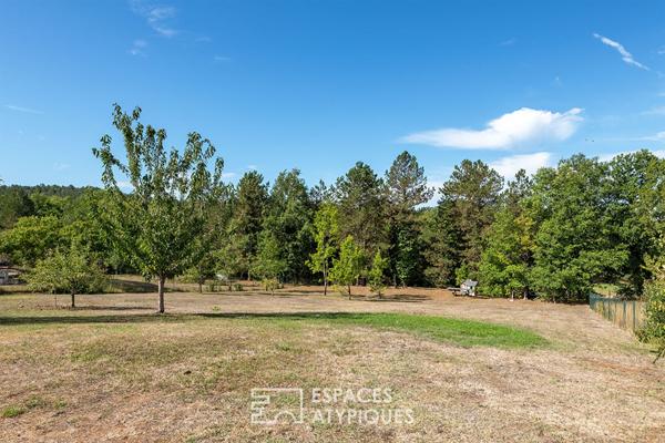 Propriété familiale néo-provençale et sa vue dégagée sur la nature