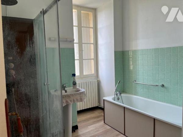 maison  à Vendre à Nérigean (33750) en Gironde (33), sur 2168 m² de terrain belle maison ancien...