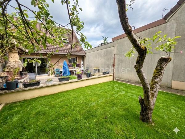 CENTRE-VILLE, idéalement situé, à proximité immédiate de la GARE, sans aucune nuisance ni vis-à-vis. Grand pavillon à rénover présentant un très beau potentiel.

Accès via le parking de la gare, stationnement + garage fermé, puis en retrait : jardin arboré avec terrasse et barbecue exposée plein Sud. Parcelle de 354m².

Au rez-de-chaussée : cuisine (avec arrière cuisine) ouverte sur double séjour avec cheminée donnant accès à la terrasse via une large baie vitrée, 2 belles chambres, 1 bureau, grande salle d'eau récente, wc séparés.

A l'étage : 3 chambres, salle de bains, wc séparés, combles offrant un bel espace de rangement.

+++ Emplacement très recherché pour sa proximité des commodités, tout en étant en retrait et sans aucun vis-à-vis
+++ 140m² habitables dont 2 chambres et salle d'eau de plain-pied
+++ Exposition Sud, belle luminosité

Etant précisé que certaines photos sont des suggestions d'aménagement (comme indiqué en filigrane)
.