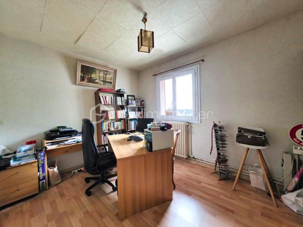 CENTRE-VILLE, idéalement situé, à proximité immédiate de la GARE, sans aucune nuisance ni vis-à-vis. Grand pavillon à rénover présentant un très beau potentiel.

Accès via le parking de la gare, stationnement + garage fermé, puis en retrait : jardin arboré avec terrasse et barbecue exposée plein Sud. Parcelle de 354m².

Au rez-de-chaussée : cuisine (avec arrière cuisine) ouverte sur double séjour avec cheminée donnant accès à la terrasse via une large baie vitrée, 2 belles chambres, 1 bureau, grande salle d'eau récente, wc séparés.

A l'étage : 3 chambres, salle de bains, wc séparés, combles offrant un bel espace de rangement.

+++ Emplacement très recherché pour sa proximité des commodités, tout en étant en retrait et sans aucun vis-à-vis
+++ 140m² habitables dont 2 chambres et salle d'eau de plain-pied
+++ Exposition Sud, belle luminosité

Etant précisé que certaines photos sont des suggestions d'aménagement (comme indiqué en filigrane)
.