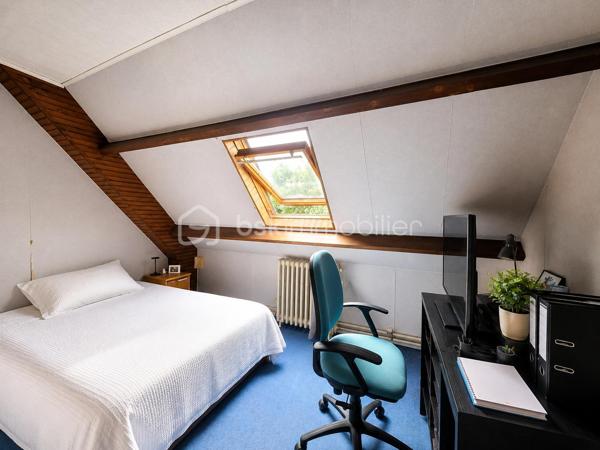 CENTRE-VILLE, idéalement situé, à proximité immédiate de la GARE, sans aucune nuisance ni vis-à-vis. Grand pavillon à rénover présentant un très beau potentiel.

Accès via le parking de la gare, stationnement + garage fermé, puis en retrait : jardin arboré avec terrasse et barbecue exposée plein Sud. Parcelle de 354m².

Au rez-de-chaussée : cuisine (avec arrière cuisine) ouverte sur double séjour avec cheminée donnant accès à la terrasse via une large baie vitrée, 2 belles chambres, 1 bureau, grande salle d'eau récente, wc séparés.

A l'étage : 3 chambres, salle de bains, wc séparés, combles offrant un bel espace de rangement.

+++ Emplacement très recherché pour sa proximité des commodités, tout en étant en retrait et sans aucun vis-à-vis
+++ 140m² habitables dont 2 chambres et salle d'eau de plain-pied
+++ Exposition Sud, belle luminosité

Etant précisé que certaines photos sont des suggestions d'aménagement (comme indiqué en filigrane)
.