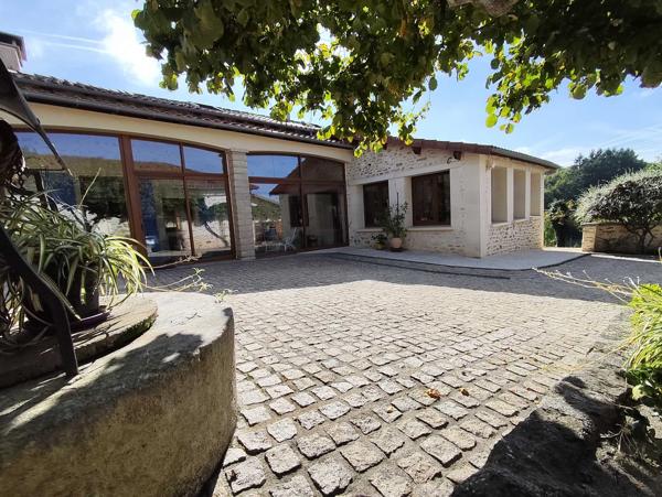 SPACIEUSE MAISON CHARENTAISE A LA CAMPAGNE